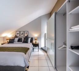 2145931649 - Gallery